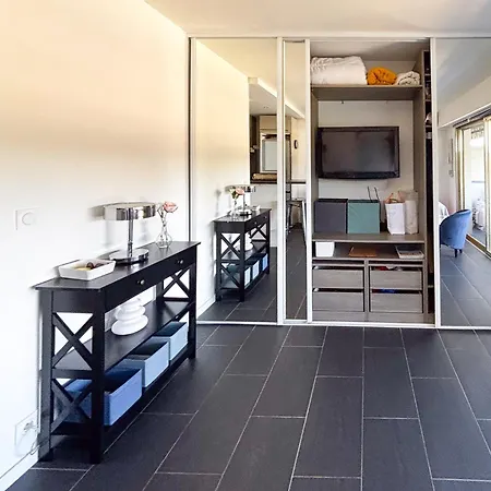 Cozy Studio, Terrace Near Beaches, Cannes Apartman *