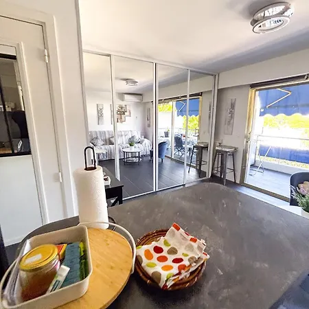 Cozy Studio, Terrace Near Beaches, Cannes Apartman
